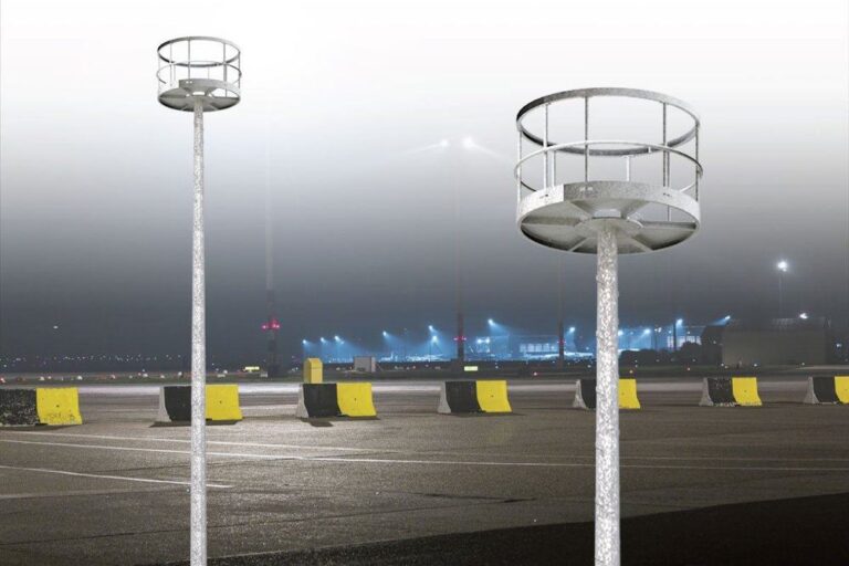 Mât octo H 15 m à plateforme Ø 1,5 m pour 6 projecteurs