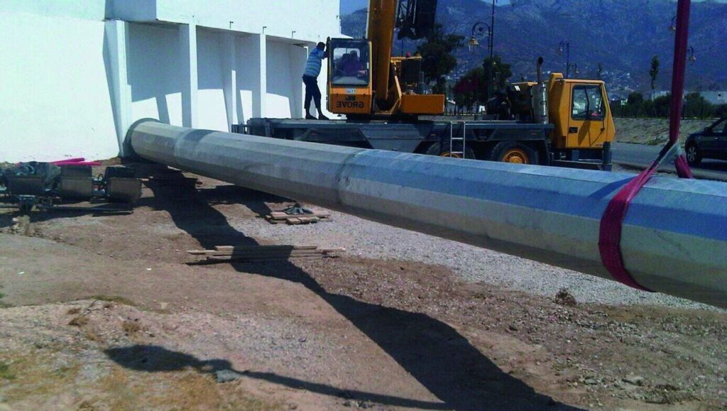 Levage d’un fût de mât sur chantier