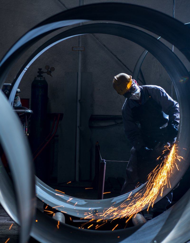 Finition par meulage d’une pièce en acier à l’usine
